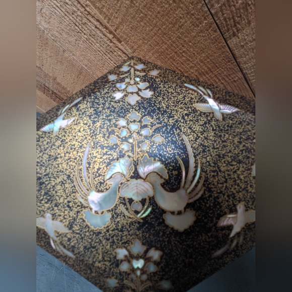 Gold And Black Lacquer Korean Jewelry Box, Mother of Pearl Birds Theme - Picture 4 of 12